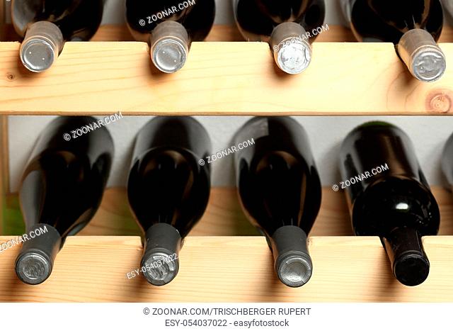 Weinregal mit mehreren Flaschen