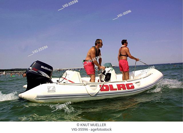DEUTSCHLAND, TIMMENDORF, 07.08.2003, Rettungsschwimmer der Deutschen Lebensrettungsgesellschaft (DLRG) in einem Motorboot am Timmendorfer Strand / Ostsee