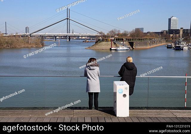 firo: 24.03.2020, Germany, NRW, Dusseldorf, society, two people in the Medienhafen Dusseldorf, Rheinbrucke, no contact, the gathering of more than two people is...