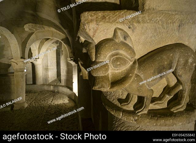 leones protectores de la entrada, cripta, iglesia romanica, de San Martín de Tours, consagrada en 1156, San Martin de Unx, comunidad foral de Navarra, Spain