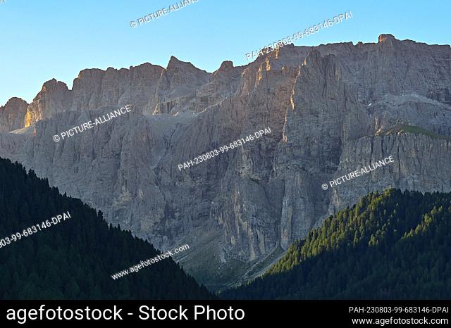 20 July 2023, Italy, Wolkenstein: The mountain peaks Sella Group - Gruppo di Sella - in the Dolomites in South Tyrol. Photo: Patrick Pleul/dpa