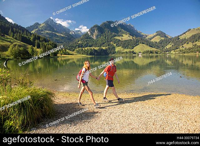 Paar beim Wandern am Schwarzsee FR