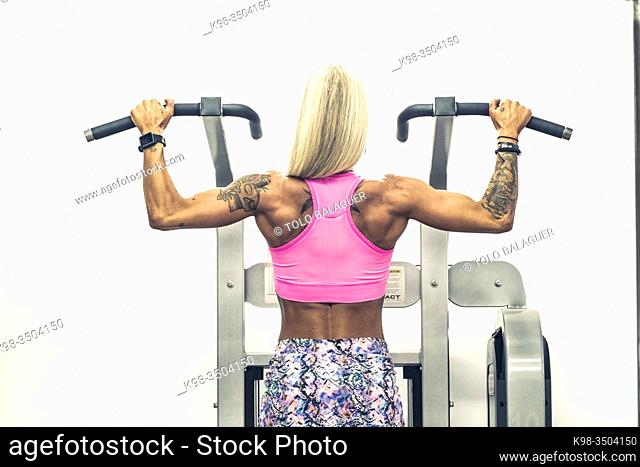 mujer entrenando en un gimnasio de maquinas, llucmajor, Mallorca