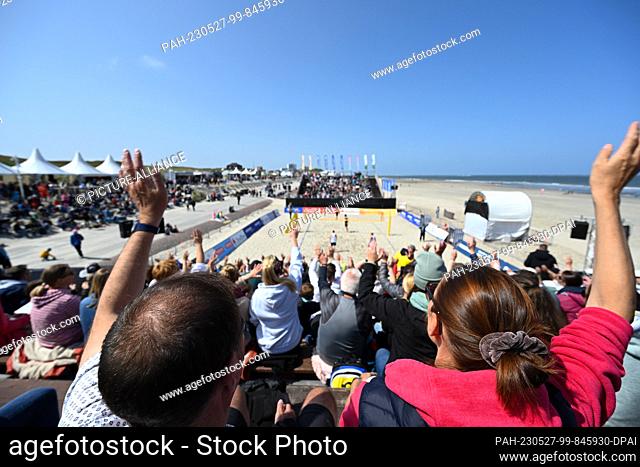 27 May 2023, Lower Saxony, Norderney: Cheering spectators in the stands. The team of "" Hauptstadt Beacher e.V/ VC Olympia Berlin "" with Eric Stadie and Niklas...