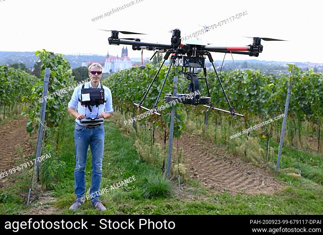 23 September 2020, Saxony, Meißen: Michael Schurig, Saxon State Office for Environment, Agriculture and Geology, flies a Geo-Konzept XR6 hexacopter at a...