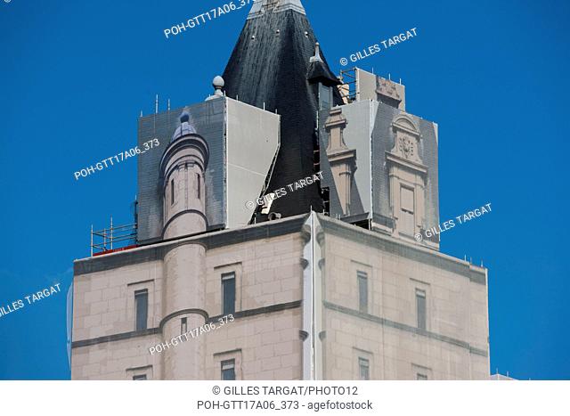 Paris, Ile de la Cité, quai des orfevres , tarp hiding the work around the Palais de Justice (Palace of Justice), trompe l'oeil