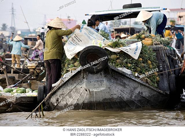 Floating market of Can Tho in the Mekong Delta, South Vietnam, Vietnam, Southeast Asia, Asia