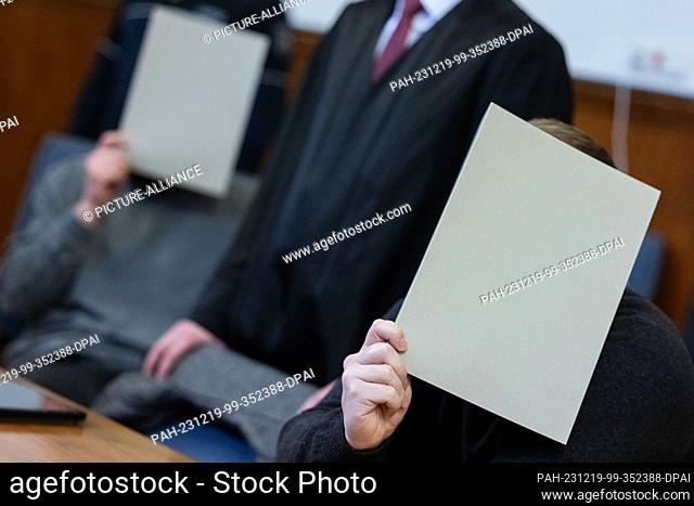 PRODUCTION - 19 December 2023, North Rhine-Westphalia, Dortmund: The five accused police officers surrounding the shooter (r) sit between their lawyers in the...
