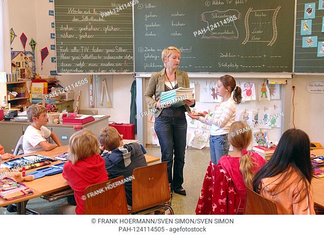 New study shows: Dramatic shortage of teachers: By 2025, more than 26, 000 elementary school teachers are missing. Archive photo; Schulunterricht
