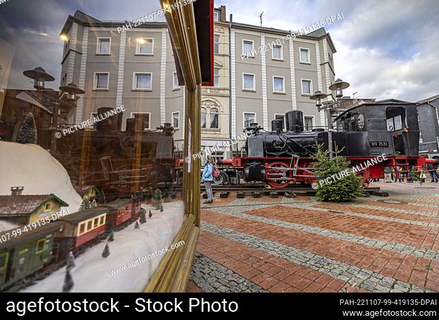 07 November 2022, North Rhine-Westphalia, Essen: A real steam locomotive from 1882 is parked at the Christmas market in Essen-Steele on Grendplatz