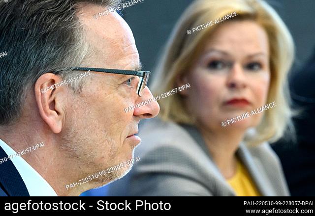 10 May 2022, Berlin: Nancy Faeser (r, SPD), Federal Minister of the Interior and Home Affairs, and Holger Münch, President of the Federal Criminal Police Office...