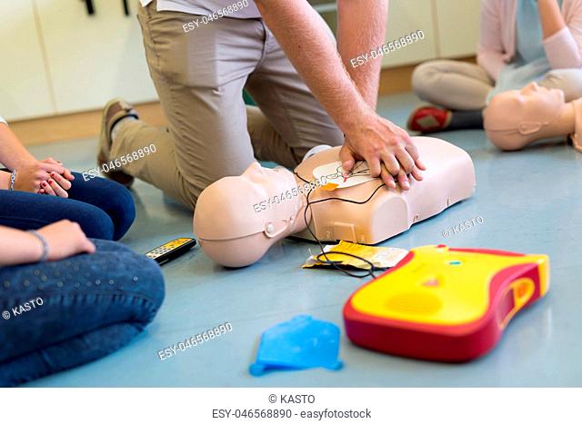 First aid resuscitation course using AED