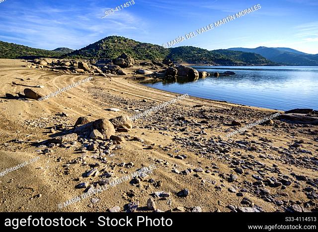 Drought in the Burguillo Reservoir at the end of summer. Sierra de Gredos. Avila. The drought in the Burguillo Reservoir at the end of summer is a natural...