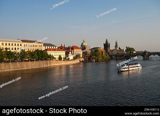 Stadtansicht mit Moldau und Karlsbrücke , Prag, Tschechische Republik | Town view with Moldava and Charles bridge, Prague, Czech Republic