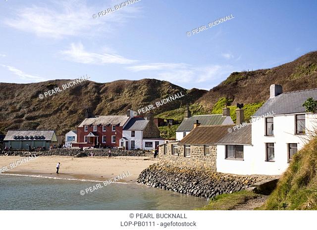 North Wales, Gwynedd, Nefyn, View across to Ty Coch Inn and white cottages on beach at Porth Dinllaen village in bay on Lleyn Peninsula