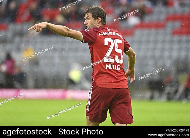 Thomas MUELLER (MULLER, FC Bayern Munich), gesture, gives instructions, action, single image, trimmed single motif, half figure, half figure