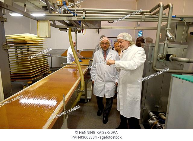 CEO Hermann Buehlbecker (r) and the president of the European Parliament, Martin Schulz (l), visiting the production of chocolate and cookies at the chocolate...