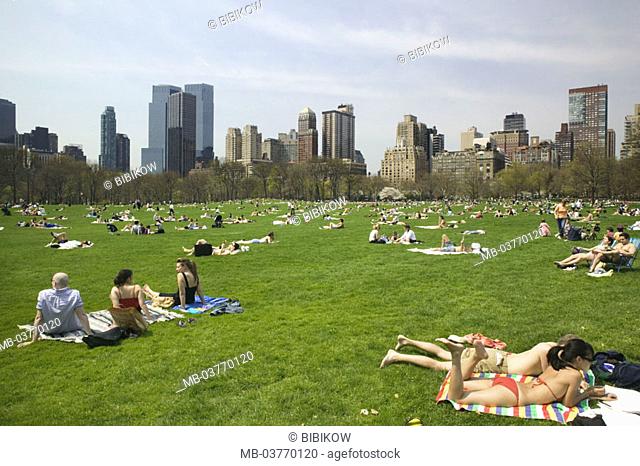 USA, New York city Manhattan Central  Park, Sheep Meadow, visitors, Suns, relaxation, America, North America, city, metropolis, district,  Park