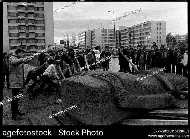 ***JANUARY 1983 FILE PHOTO*** To this day, researchers have not been able to give a satisfactory answer to the method of transporting the stone statues called...