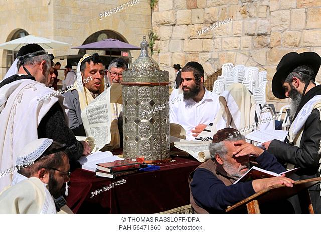 Religious Jews praying at the Western Wall in Jerusalem, Israel, 6 March 2015. Photo: Thomas Rassloff/dpa .-NO WIRE SERVICE- | usage worldwide