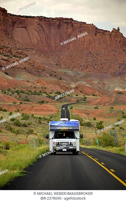 Motorhome on the U.S. Highway 24, large buckle of the Waterpocket Fold, Capitol Reef National Park, Utah, Southwestern USA, USA