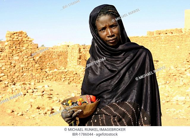 Veiled Muslim girl in Chinguetti, Mauritania, northwestern Africa
