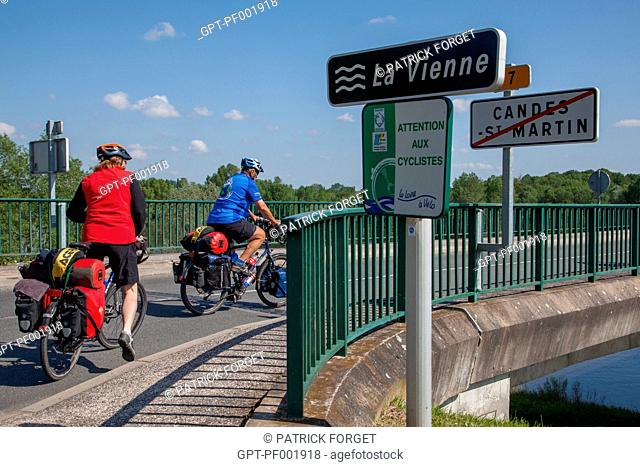 CYCLISTS ON THE BRIDGE OVER THE VIENNE, 'LOIRE A VELO' CYCLING ITINERARY, CANDES-SAINT-MARTIN, INDRE-ET-LOIRE 37, FRANCE