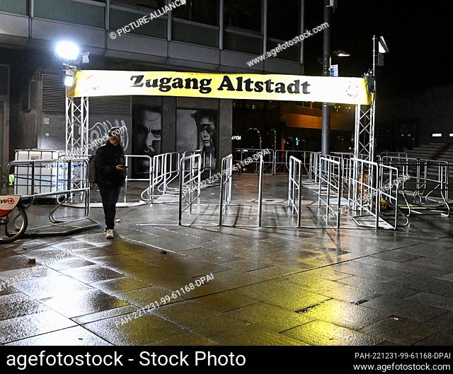 30 December 2022, North Rhine-Westphalia, Cologne: A man looks at a barrier at the main station near the cathedral. Today at the turn of the year