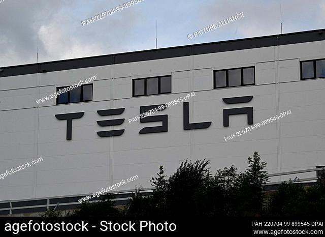 25 June 2022, Rhineland-Palatinate, Prüm: Logo, lettering of Tesla at the plant Tesla Grohmann Automation Photo: Horst Galuschka/dpa