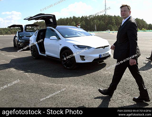 03 September 2020, Brandenburg, Grünheide: Elon Musk, Tesla boss, runs to a Tesla at the Tesla Gigafactory construction site