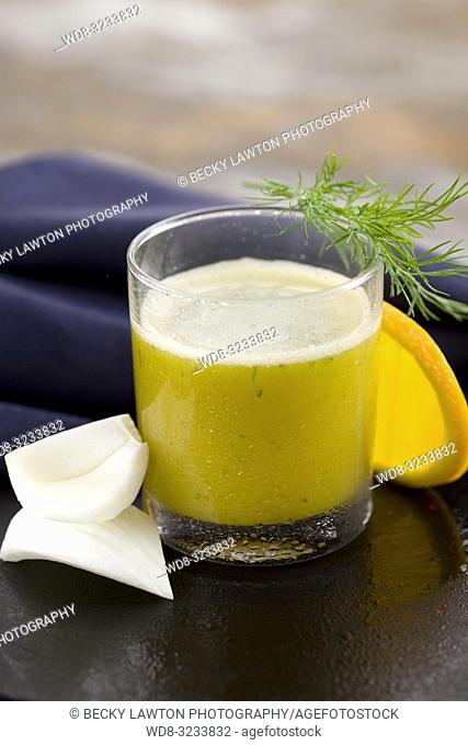 zumo de naranja, hinojo y eneldo fresco. / orange, fennel and fresh dill juice