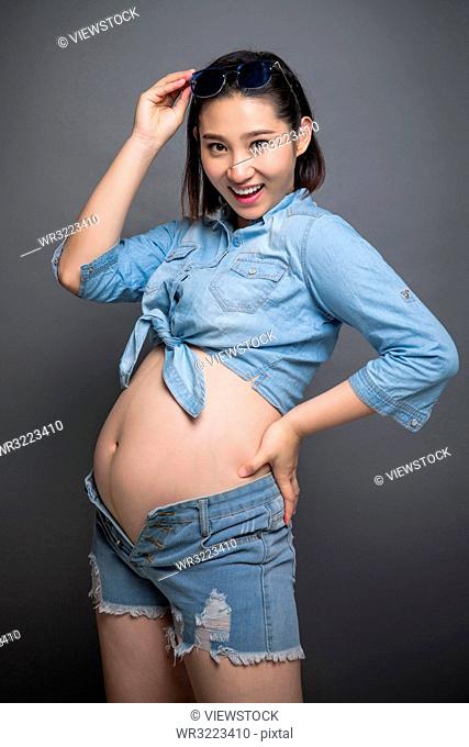 Pregnant women wearing the fashion