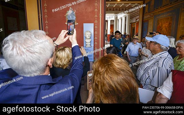06 July 2023, Bavaria, Aschaffenburg: A crowd puller, the returned Roman portrait bust in its place in the Pompejanum in Aschaffenburg