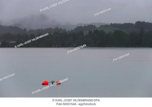 Two buoys float on the surface of Forggensee Lake in Waltenhofen, Germany, 20 May 2015. Photo: KARL-JOSEF HILDENBRAND/dpa | usage worldwide