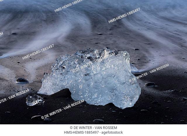 Iceland, Austurland, Breidhamerkursandur, Ice chunks from the Breidamerkurjokull glacier transported by tidal motion into open sea along the Icelandic...