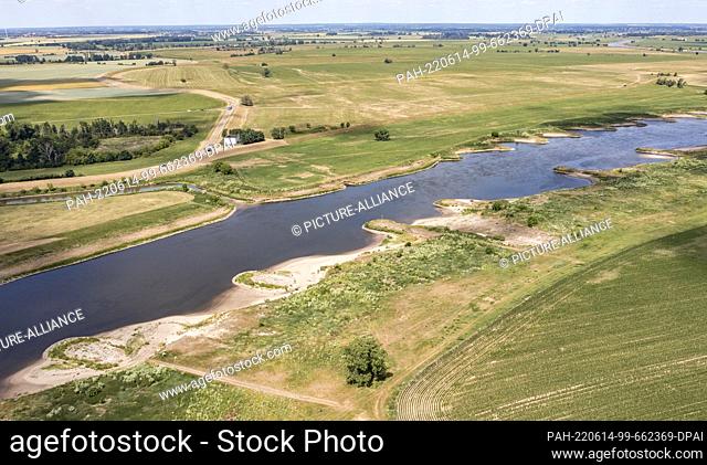 14 June 2022, Saxony-Anhalt, Wittenberg: View of the Elbe between Bösewig and Klöden. The Heinz Sielmann Foundation is planning to open a dike here in close...