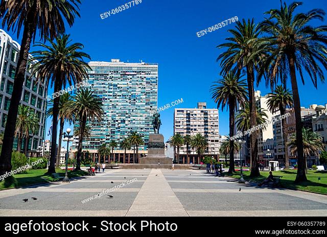 MONTEVIDEO, URUGUAY - Dezember 25, 2016: Monument to José Artigas, Plaza Independencia, famous town square