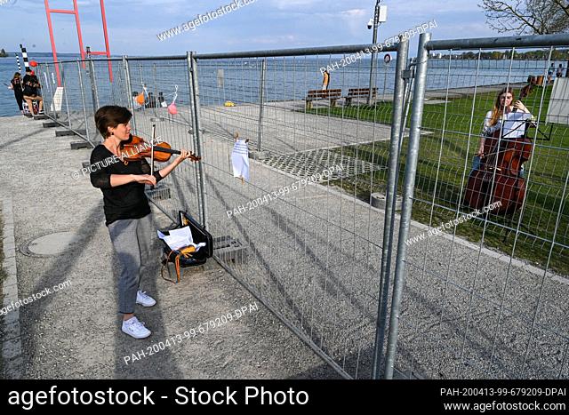 12 April 2020, Baden-Wuerttemberg, Konstanz: Clara Scholtes, violinist with the Munich Philharmonic Orchestra, plays various traditional songs with her cousin...