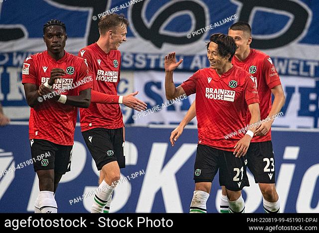 19 August 2022, Saxony-Anhalt, Magdeburg: Soccer: 2nd Bundesliga, 1. FC Magdeburg - Hannover 96, Matchday 5, MDCC-Arena. Hannover's Sei Muroya (2nd from right)...