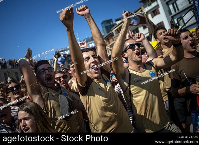 Supporters fom Getaria rowing team cheer up the rowers during the second day of Kontxako bandera regatta in La Concha Bay. San Sebastian (Spain)