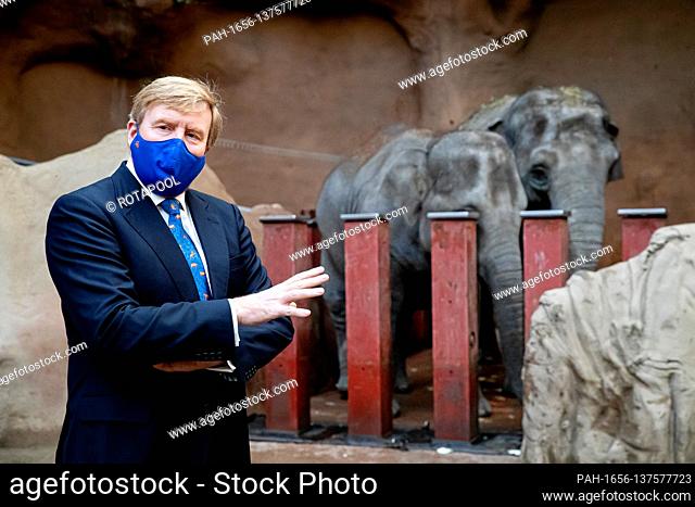 King Willem-Alexander of The Netherlands at the Diergaarde Blijdorp in Rotterdam, on November 23, 2020 for a workvisit, the visit focused on the consequences of...