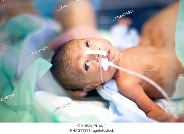Premature newborn baby placed under respiratory assistance. Neonatalogy department, Robert Debré hospital, Paris, France