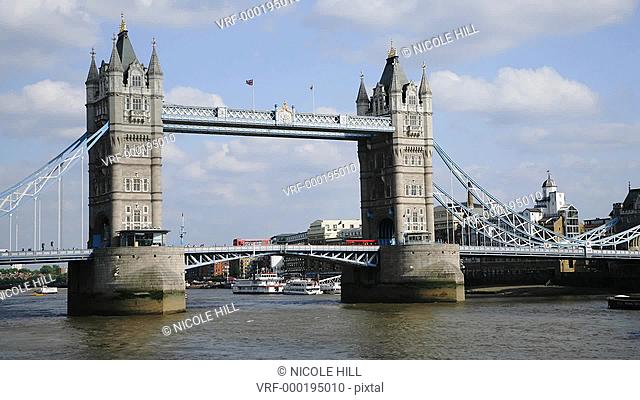 timelapse of boat traffic at the london bridge