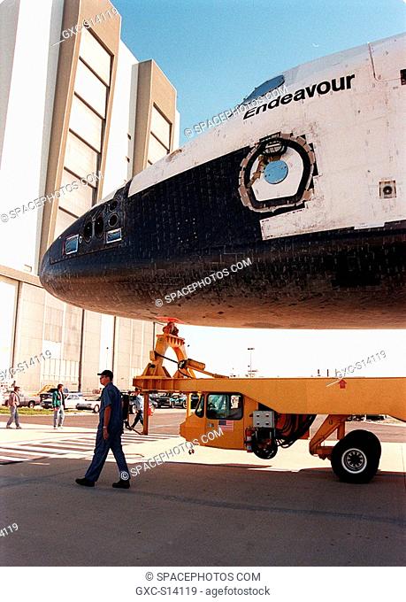12/02/1999 -- Orbiter Endeavour aims its nose toward the Vehicle Assembly Building left where it will be lifted to vertical and mated to the external tank and...
