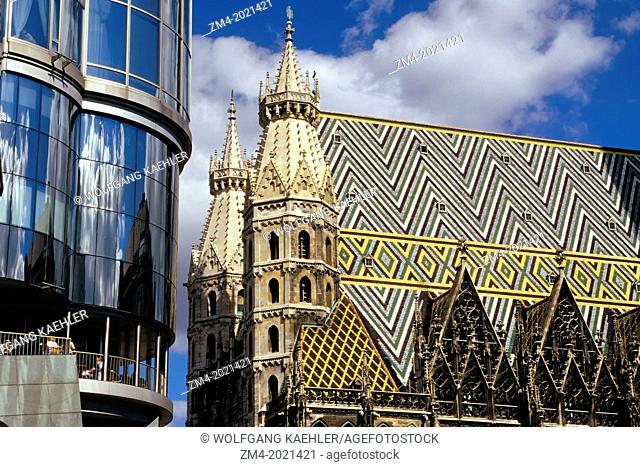 AUSTRIA, VIENNA, VIEW OF ST. STEPHEN'S CATHEDRAL, MODERN ARCHITECTURE