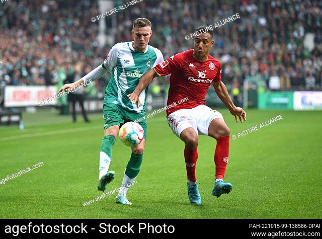 15 October 2022, Bremen: Soccer: Bundesliga, Werder Bremen - FSV Mainz 05, Matchday 10, wohninvest Weserstadion. Werder's Marvin Ducksch (l) fights for the ball...