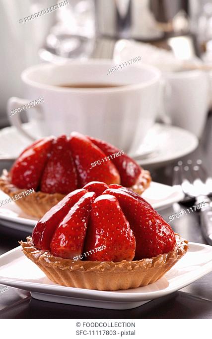 Strawberry tartlets with coffee