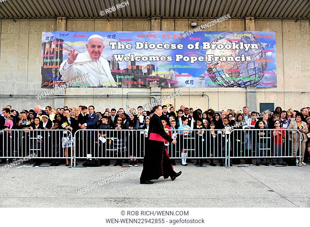 Pope Francis leaves New York City after his visit via John F. Kennedy Airport (JFK) to fly onto Philadelphia Featuring: peope waiting for the pope Where: Queens