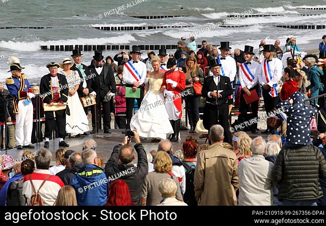 18 September 2021, Mecklenburg-Western Pomerania, Heiligendamm: Grand Duke Friedrich Franz I and his entourage have arrived at Germany's oldest seaside resort...
