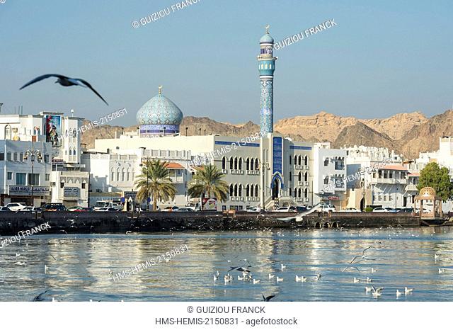 Sultanate of Oman, gouvernorate of Mascate, Muscat (or Mascate), Mutrah (or Matrah) harbour at the foot of the Mount Hajar and Lawati mosque